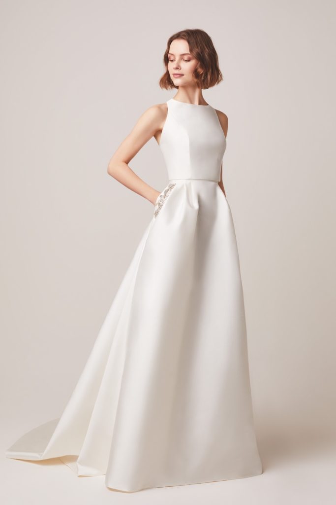 Robe de mariée 123 satin mikado évasée décolleté bateau dos fermé boutonnière bijoux Jesus Peiro 2021 - Muses