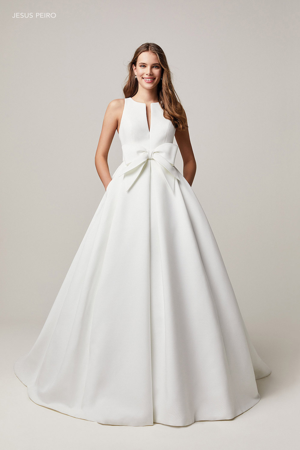 Robe de mariée 219 satin mikado princesse noeud décolleté V léger dos nu jupe plissée Jesus Peiro 2021 - Muses