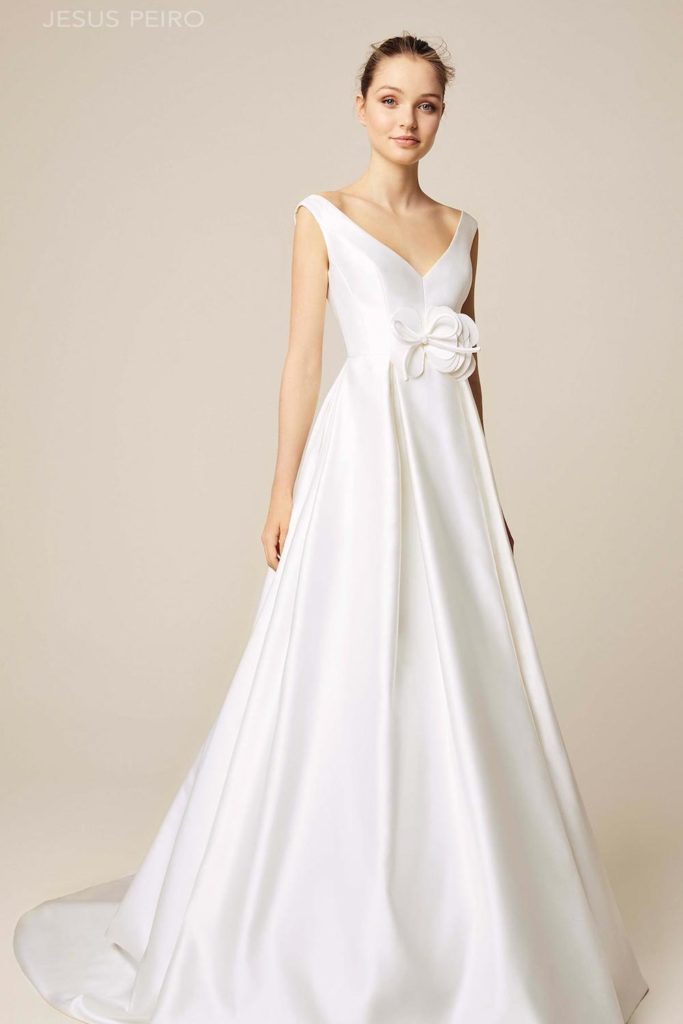 Robe de mariée 950 évasée satin mikado décolleté V dos fermé boutonnière noeud amovible Jesus Peiro 2021 - Muses