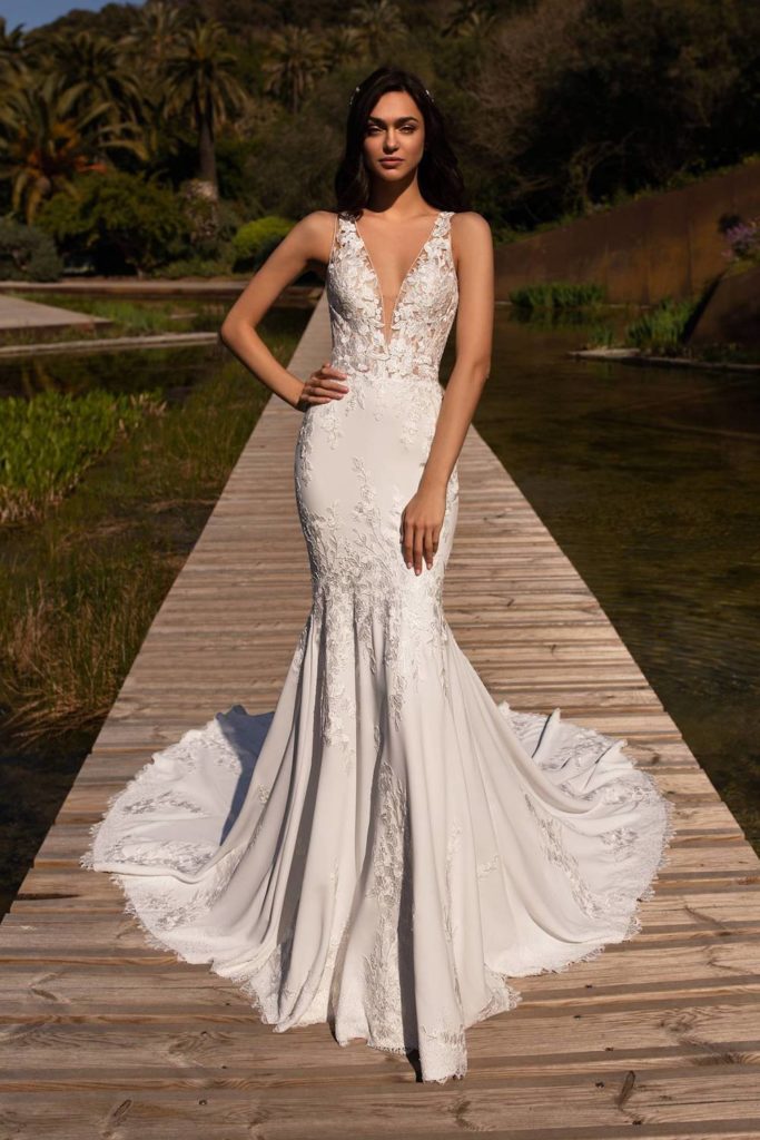 Alcyone Pronovias 2021 robe de mariée sirène crêpe dentelle florale décolleté V dos papillon longue traîne - Muses