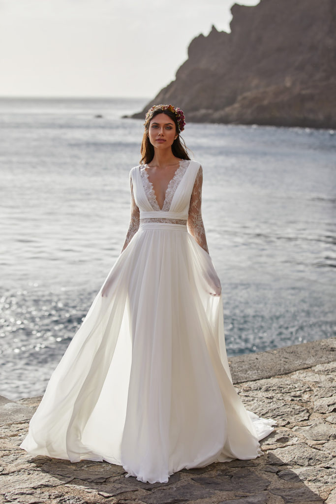 Barry pronovias 2021 bohême robe de mariée champêtre évasée mousseline decolleté V manches longues dos dentelle Muses Rouen