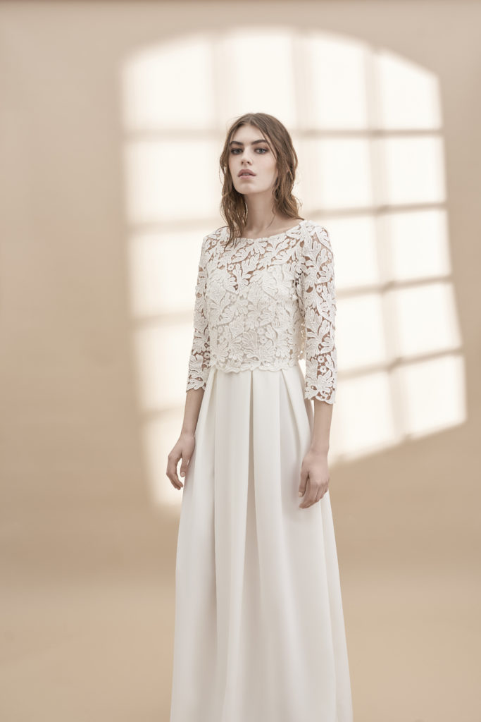 Robe de mariée Cassandra minimaliste bretelle top dentelle algue feuillage décolleté V dos nu simple Rembo Styling - Muses