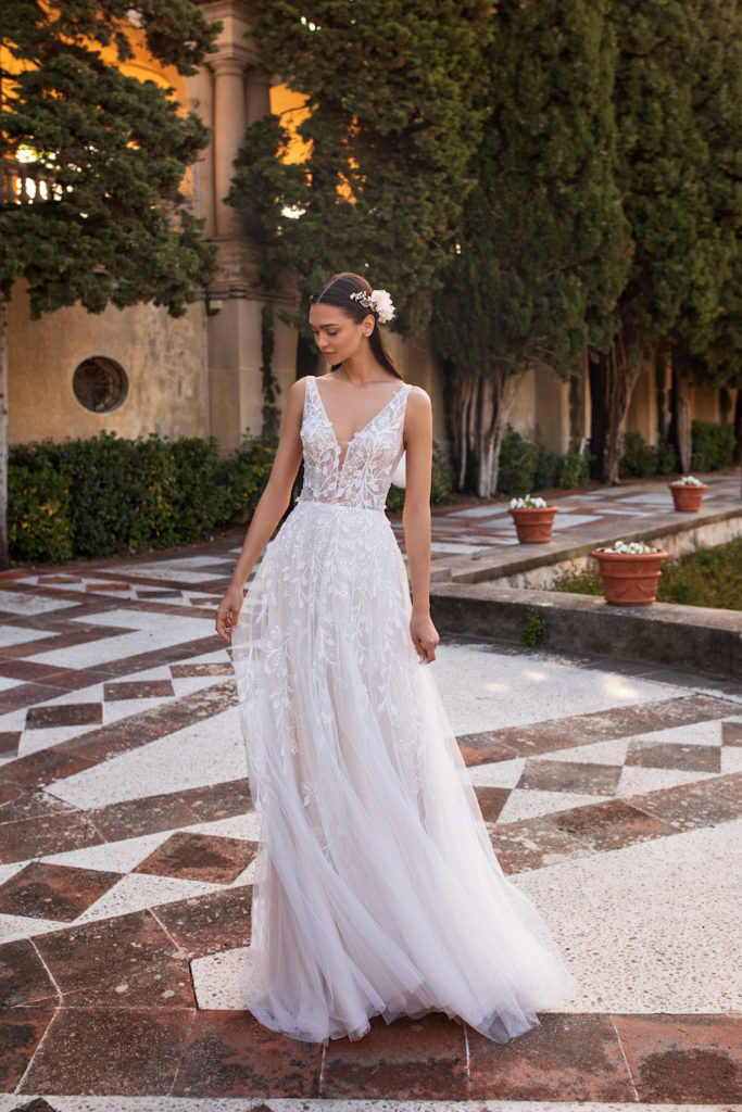 Elara Pronovias 2021 robe de mariée évasée tulle décolleté V dentelle sequins dos nu feuillage Muses