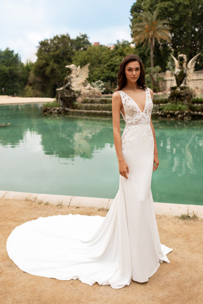 Emily pronovias 2021 robe de mariée sirène crepe décolleté V sexy dentelle perles dos nu muses rouen