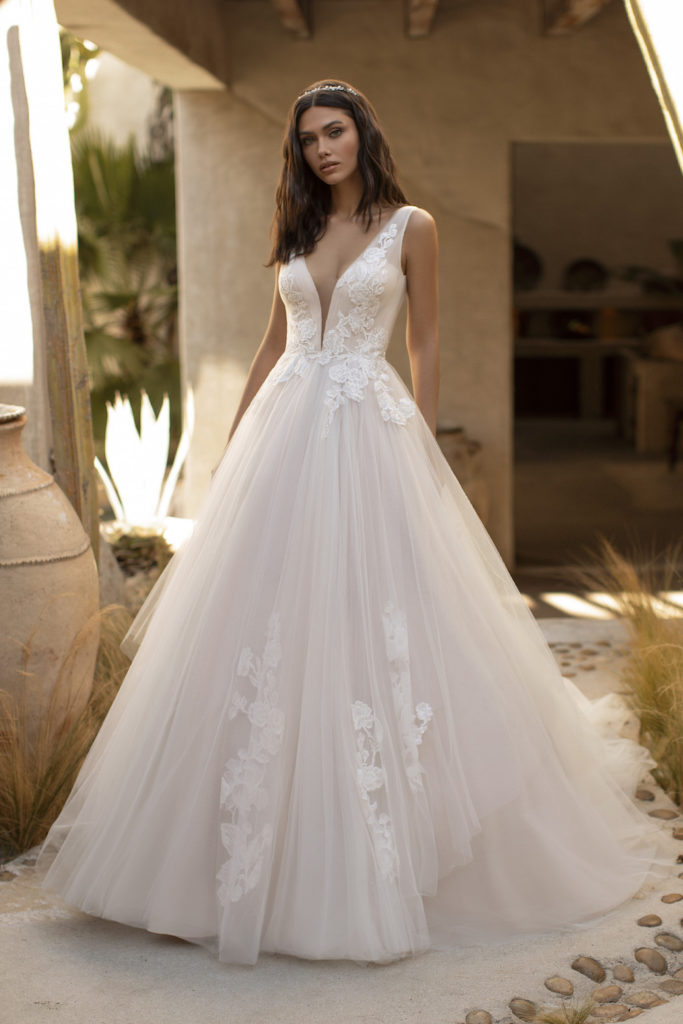 Garner robe de mariée princesse tulle décolleté V grand dos nu dentelle florale traine chapelle Pronovias 2021 Muses