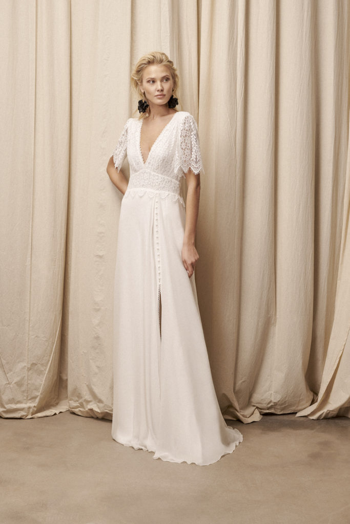 Robe de mariée Je T'aime bohème jupe fendue boutons dentelle guipure décolleté V taille haute dos nu Rembo Styling 2021 - Muses