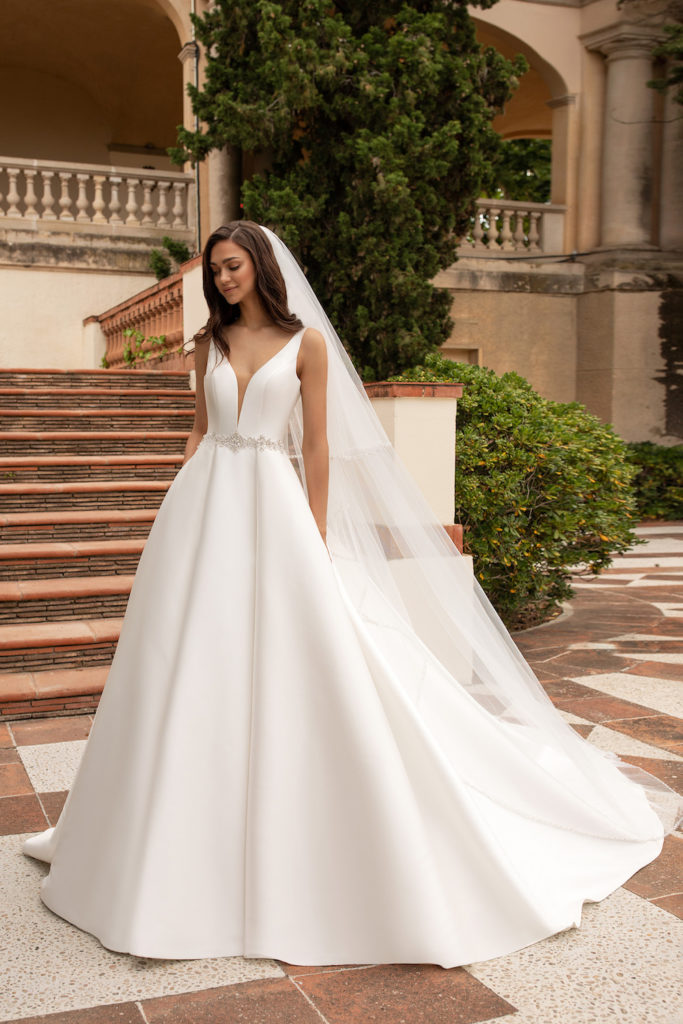 Malena Pronovias 2021 robe de mariée princesse satin mikado décolleté V coeur plongeant jupe à plis épaules dénudées Muses