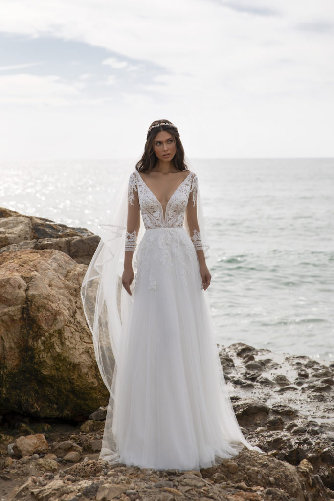 Miller Pronovias 2021 robe de mariée romantique champêtre bohème manches dentelle décolleté v dos nu tulle Muses