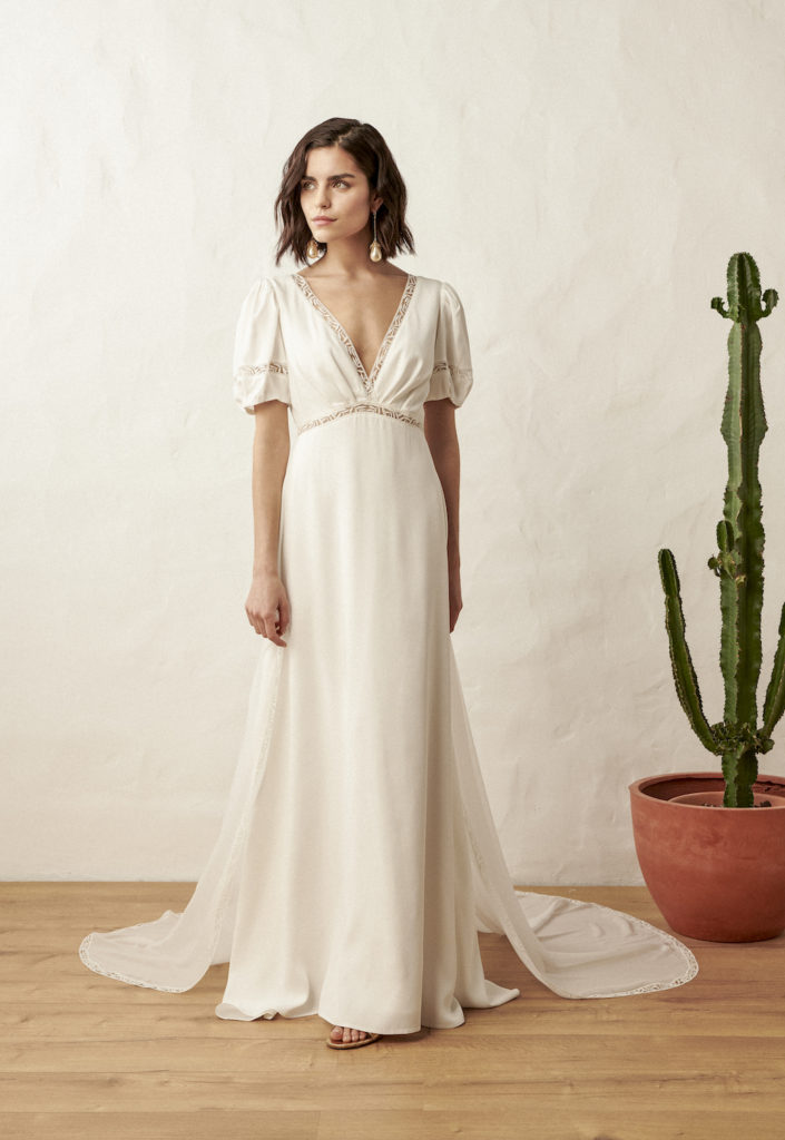 Robe de mariée Mickey minimaliste crêpe dentelle feuillage décolleté V profond taille haute dos nu mancherons Marylise Rembo Styling 2021 - Muses