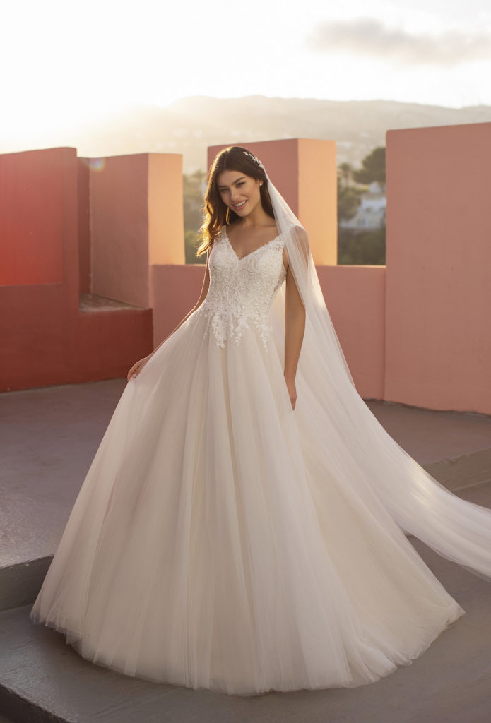 Othenia White One 2021 robe de mariée princesse évasée tulle dentelle perles col V Muses