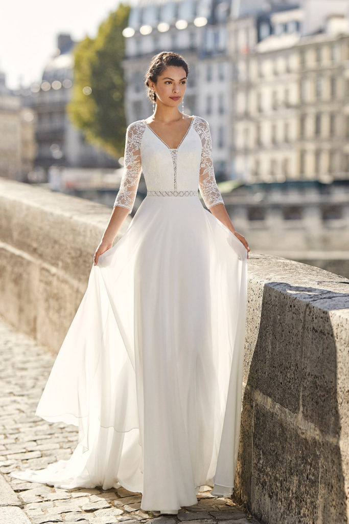 Robe de mariée Walysa mousseline champêtre décolleté V mancherons dentelle ceinture dos ouvert Alma Novia 2021 Muses